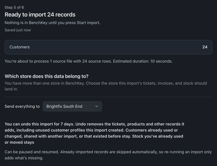 Listo para importar 24 registros muestra 24 clientes destinados a Brightfix South End y la regla para deshacer en siete días, que incluye quitar los perfiles de clientes sin usar creados por la importación.
